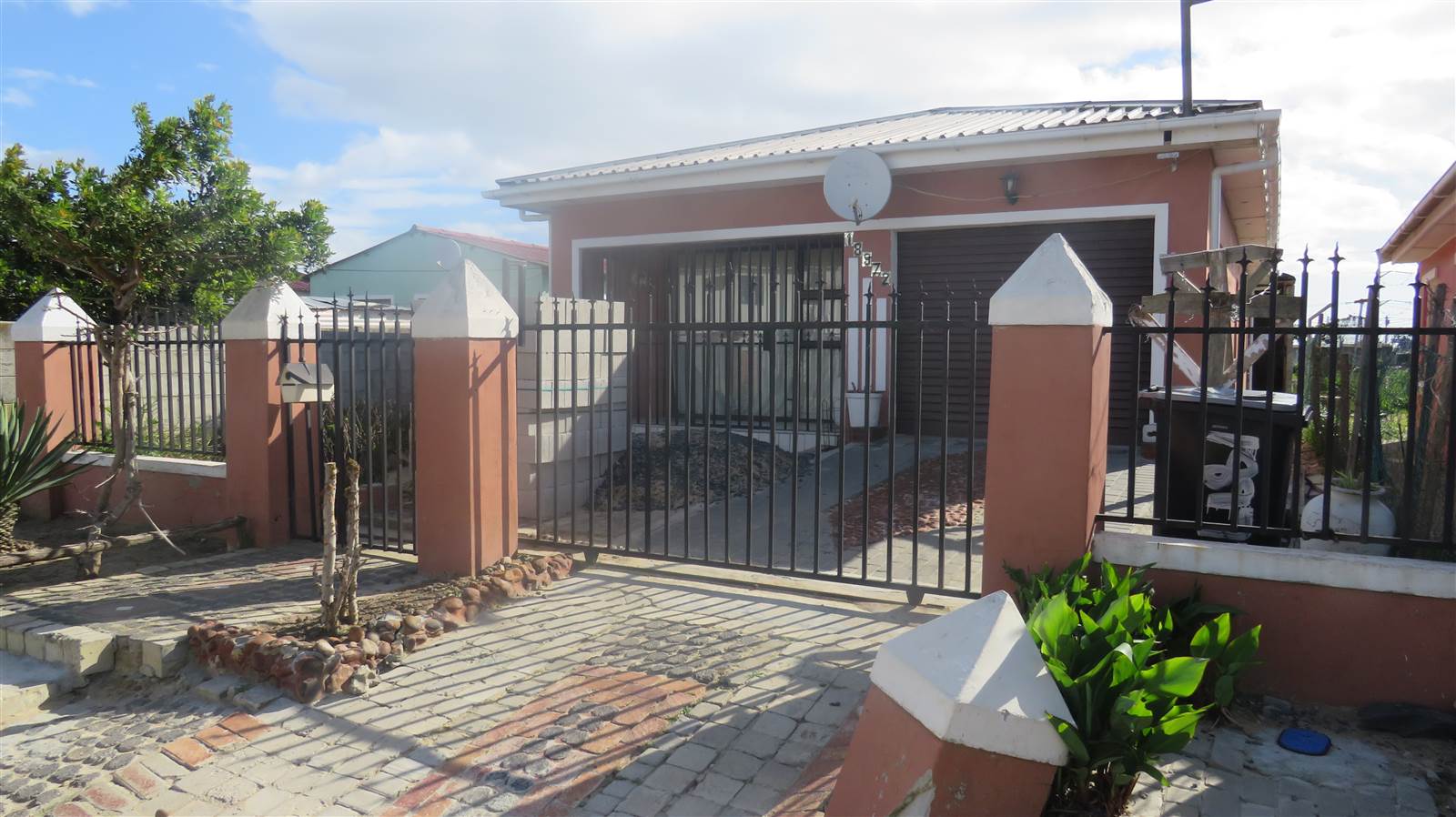 6 Bed House in Lwandle photo number 8