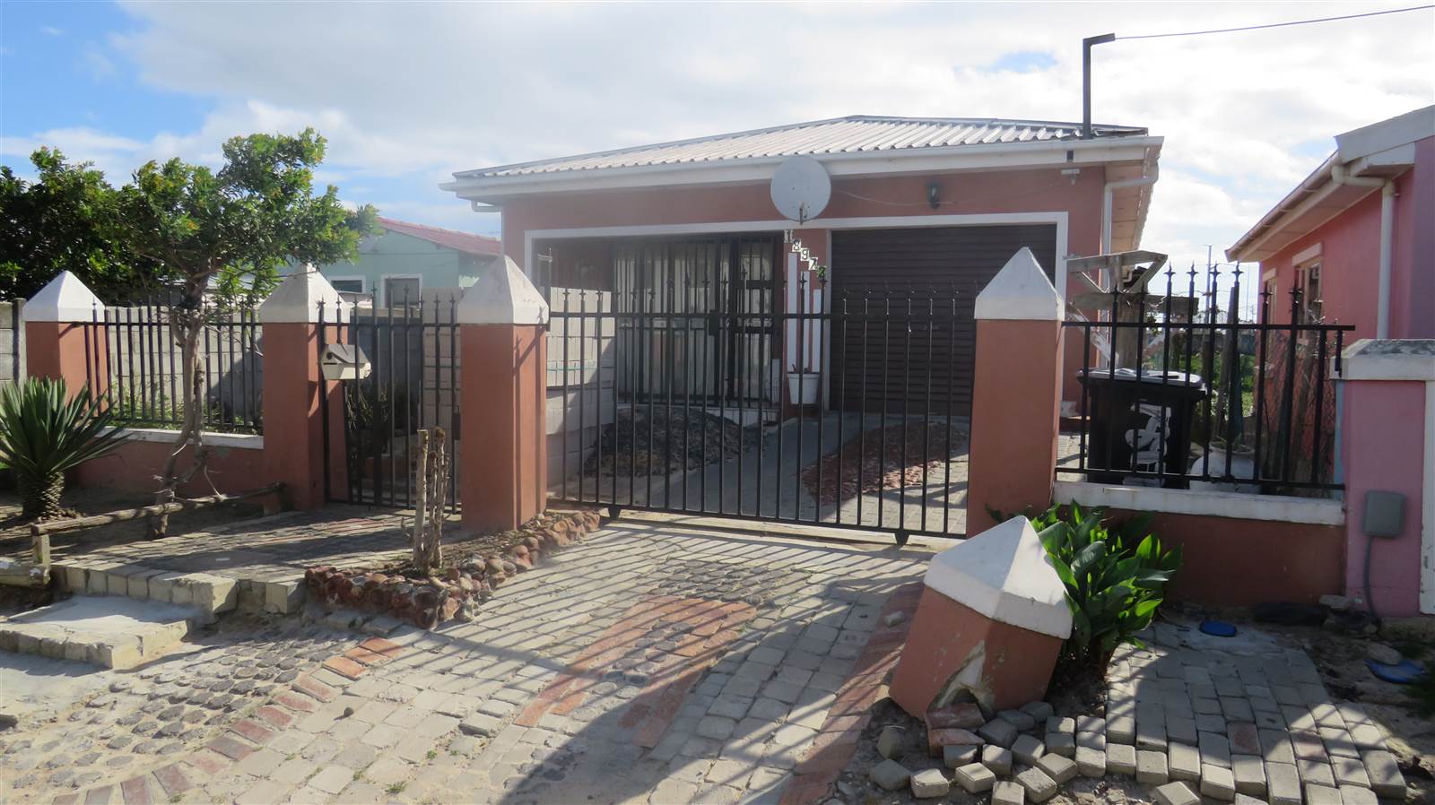 6 Bed House in Lwandle photo number 10