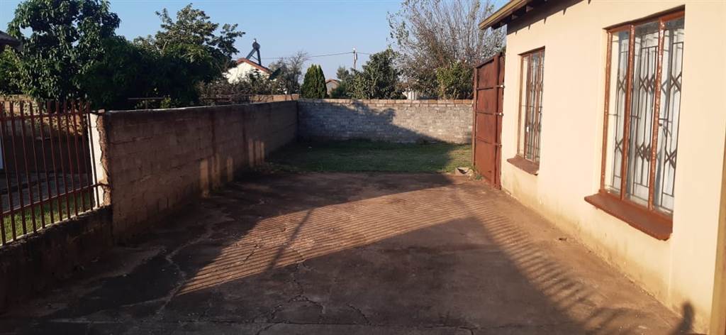 2 Bed House in Soshanguve B photo number 18