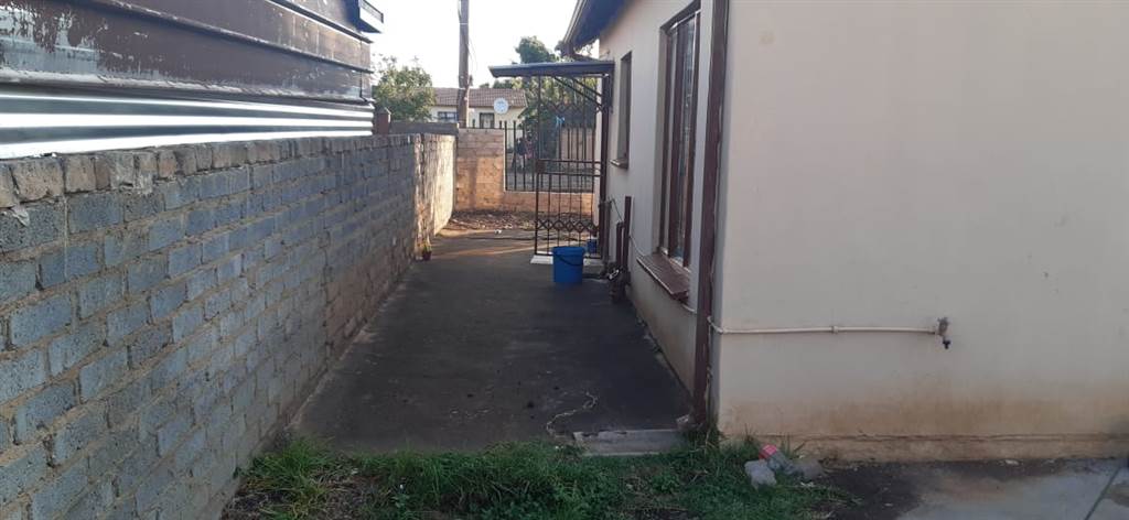 2 Bed House in Soshanguve B photo number 25
