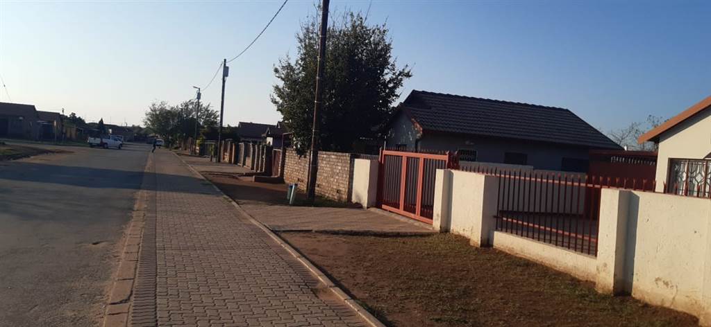2 Bed House in Soshanguve B photo number 17
