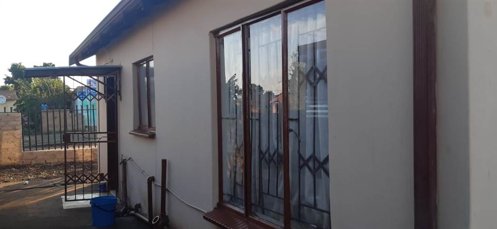 2 Bed House in Soshanguve B photo number 24