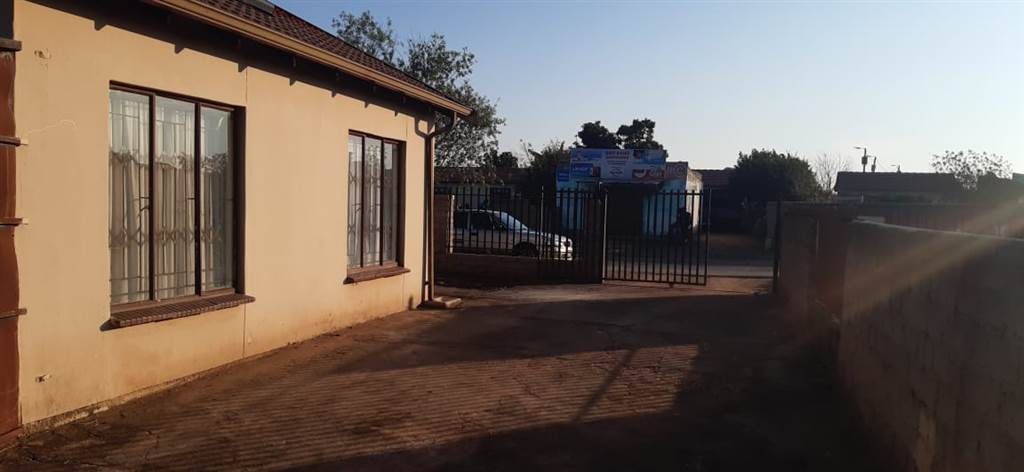 2 Bed House in Soshanguve B photo number 21