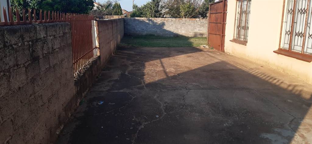 2 Bed House in Soshanguve B photo number 16