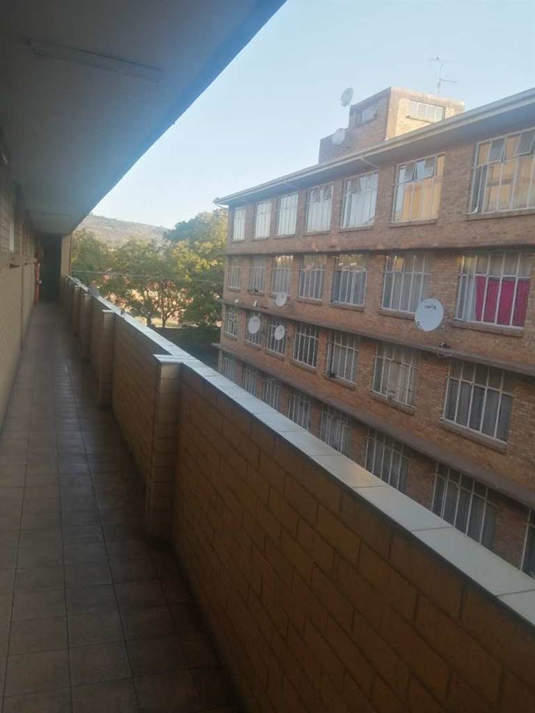 2 Bed Apartment in Pretoria West photo number 2