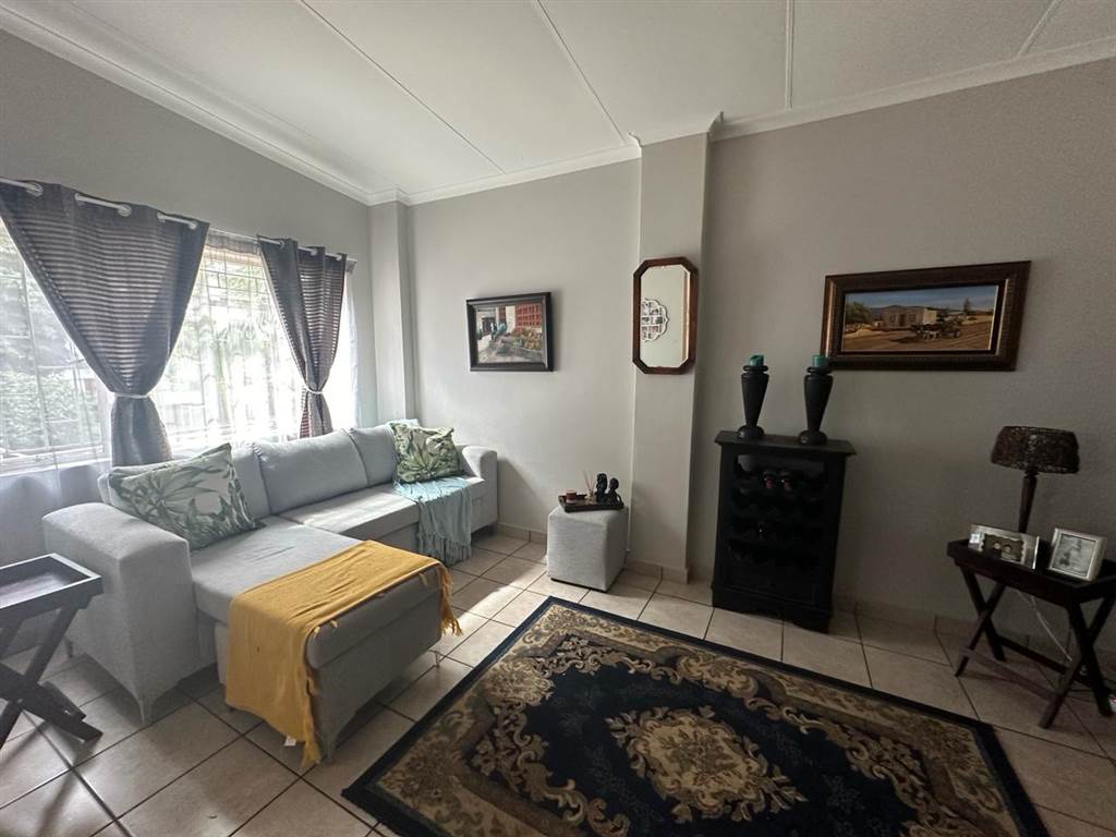 6 Bed House in Protea Park photo number 17