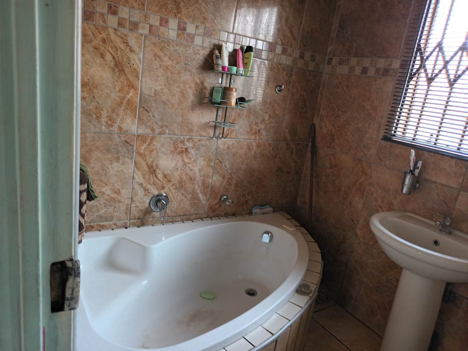 2 Bed Cluster in Kwa Thema photo number 17