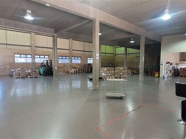 2 300  m² Industrial space