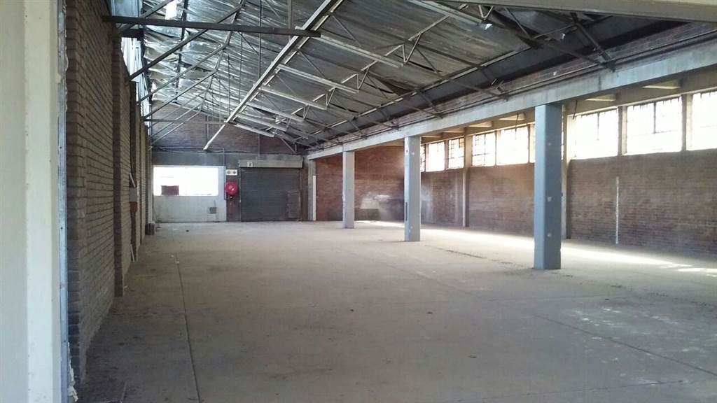839  m² Industrial space in Benrose photo number 1