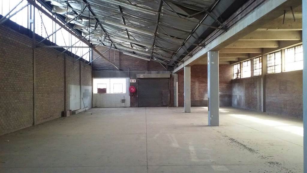 839  m² Industrial space in Benrose photo number 2