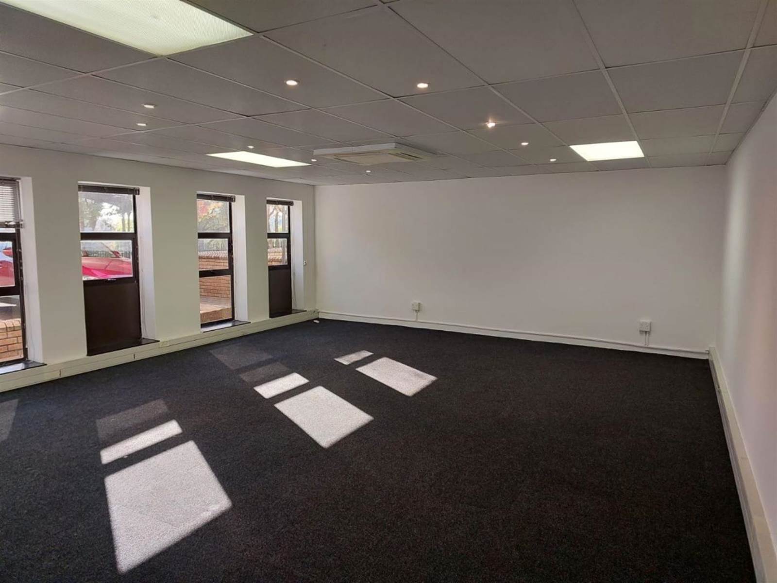 210  m² Commercial space in Hurlingham photo number 2