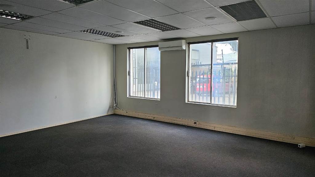 2501  m² Office Space in Isando photo number 11