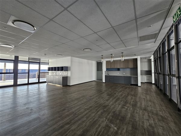 529.700012207031  m² Commercial space