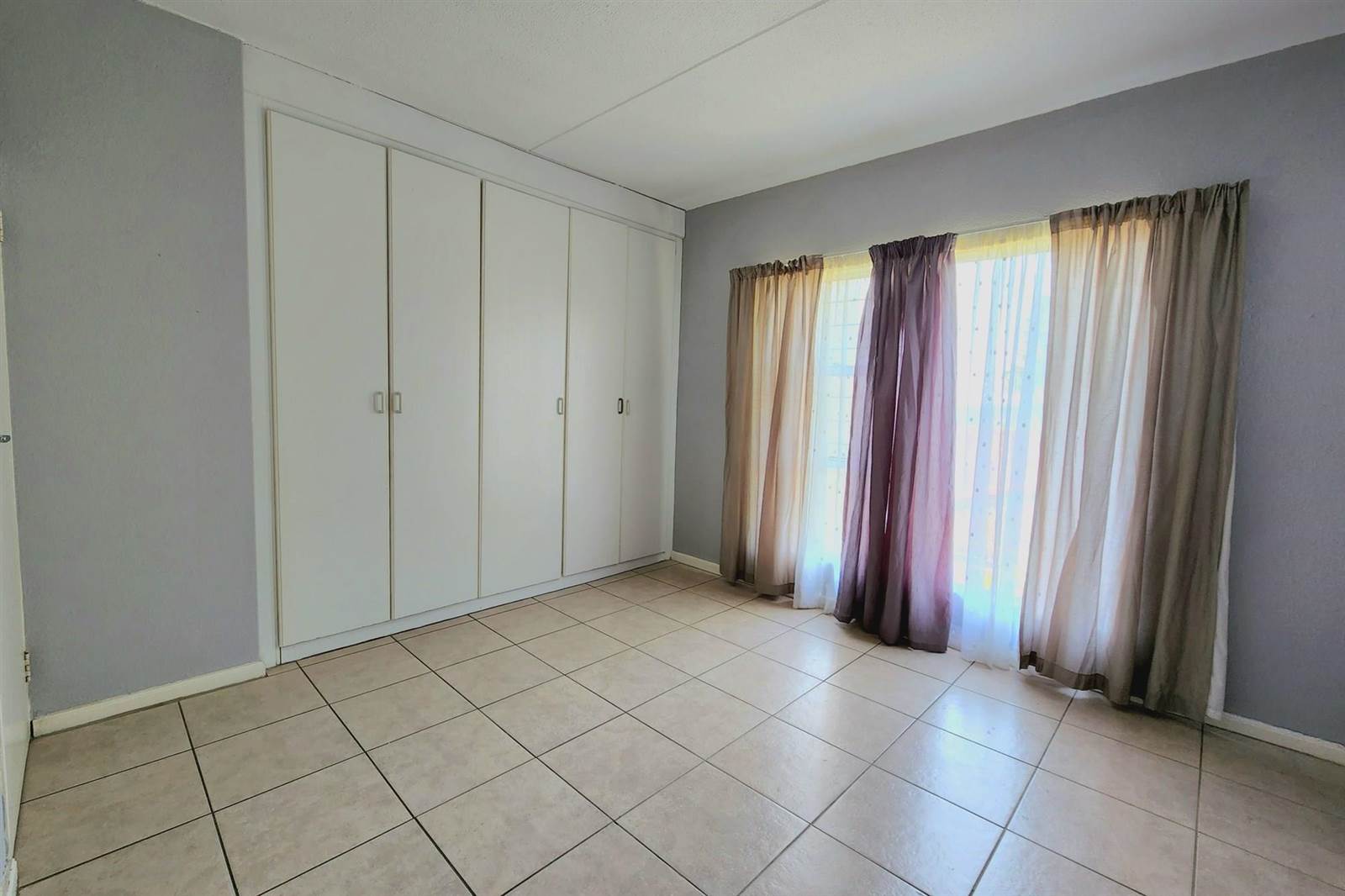 2 Bed Apartment in Constantia Kloof photo number 13