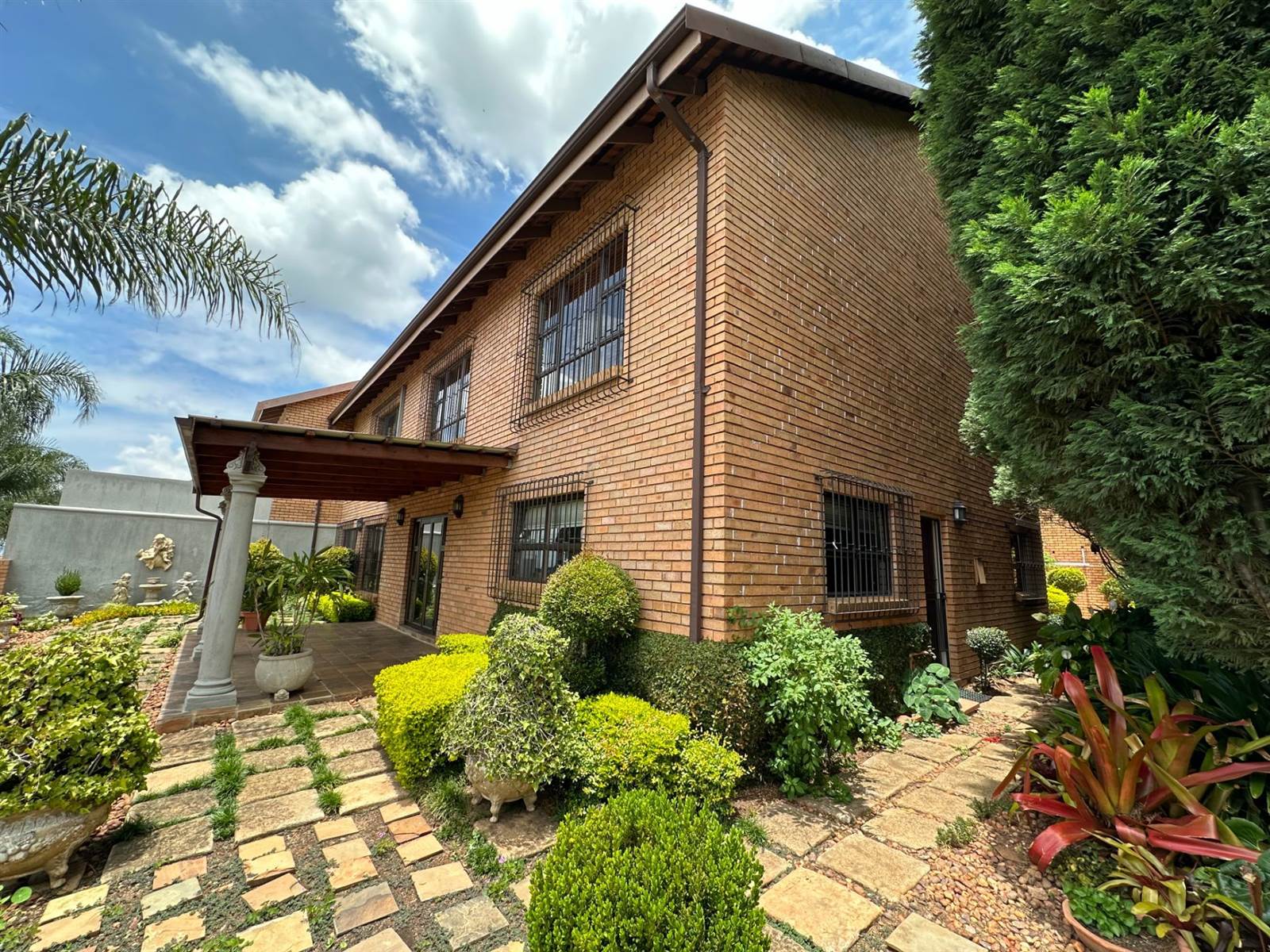 4 Bed House in Waterkloof photo number 12