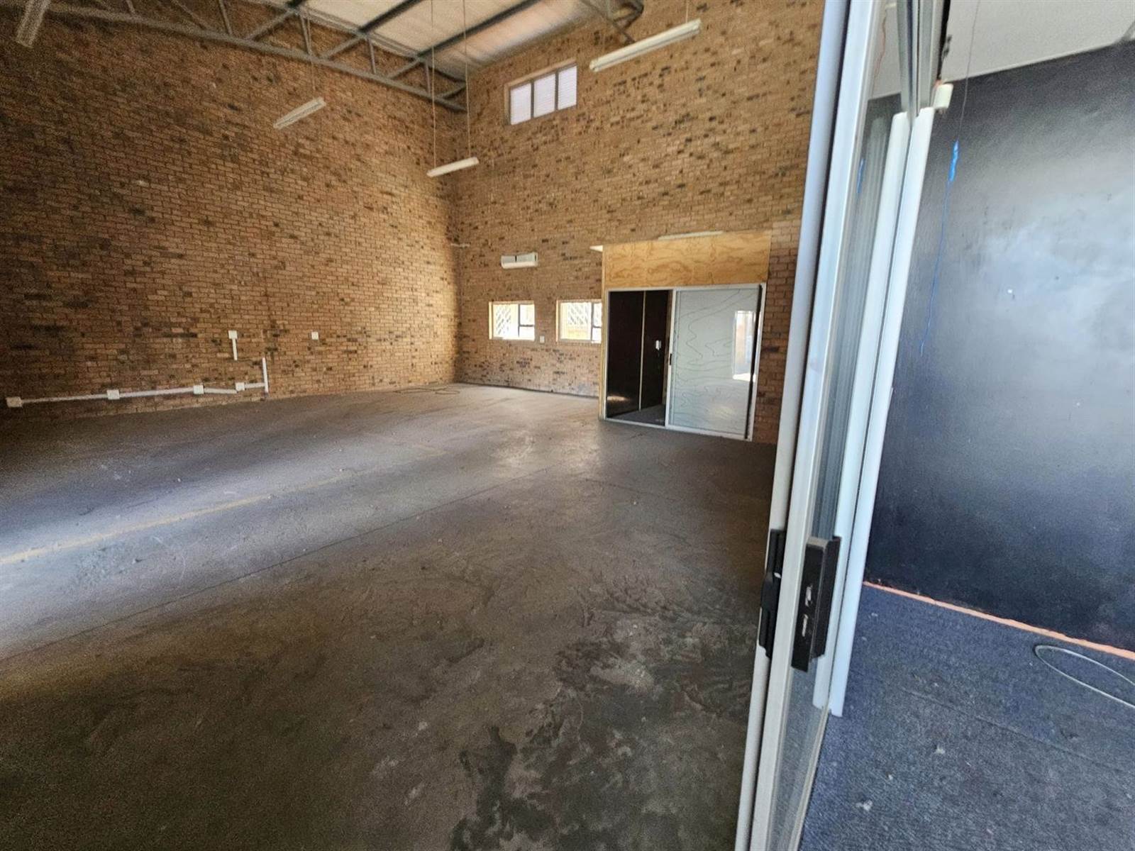 150  m² Commercial space in Secunda photo number 9