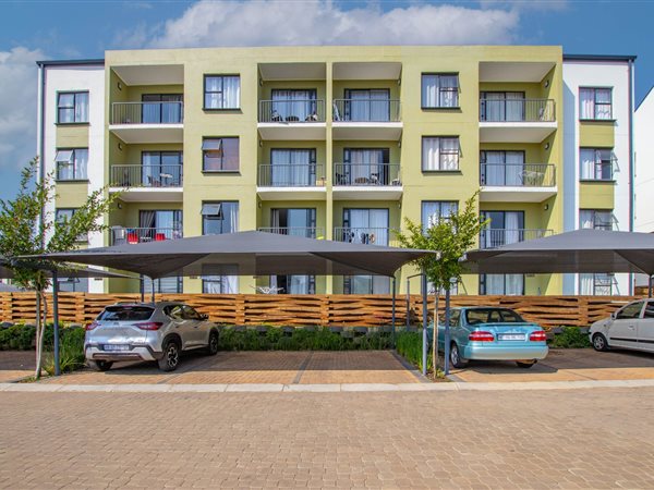 2 Bed Apartment in Silver Lakes Golf Estate