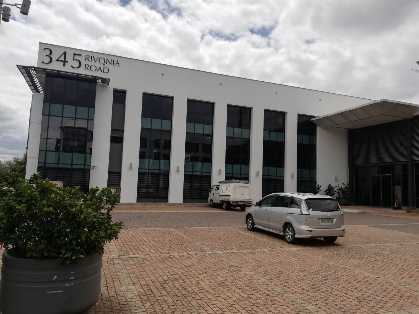697  m² Commercial space in Rivonia photo number 1