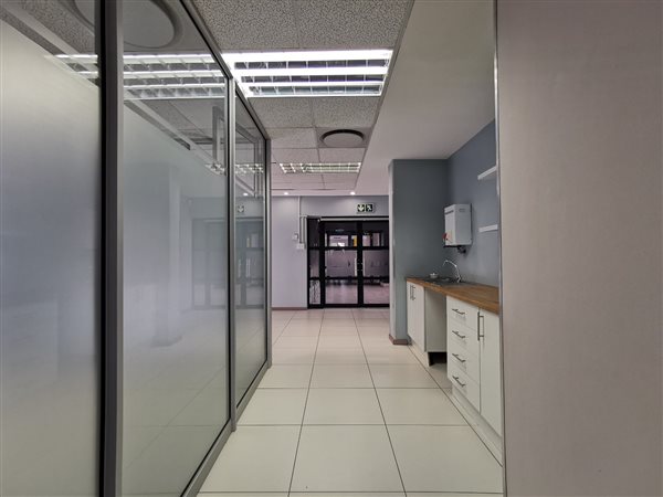250  m² Office Space in Strubens Valley