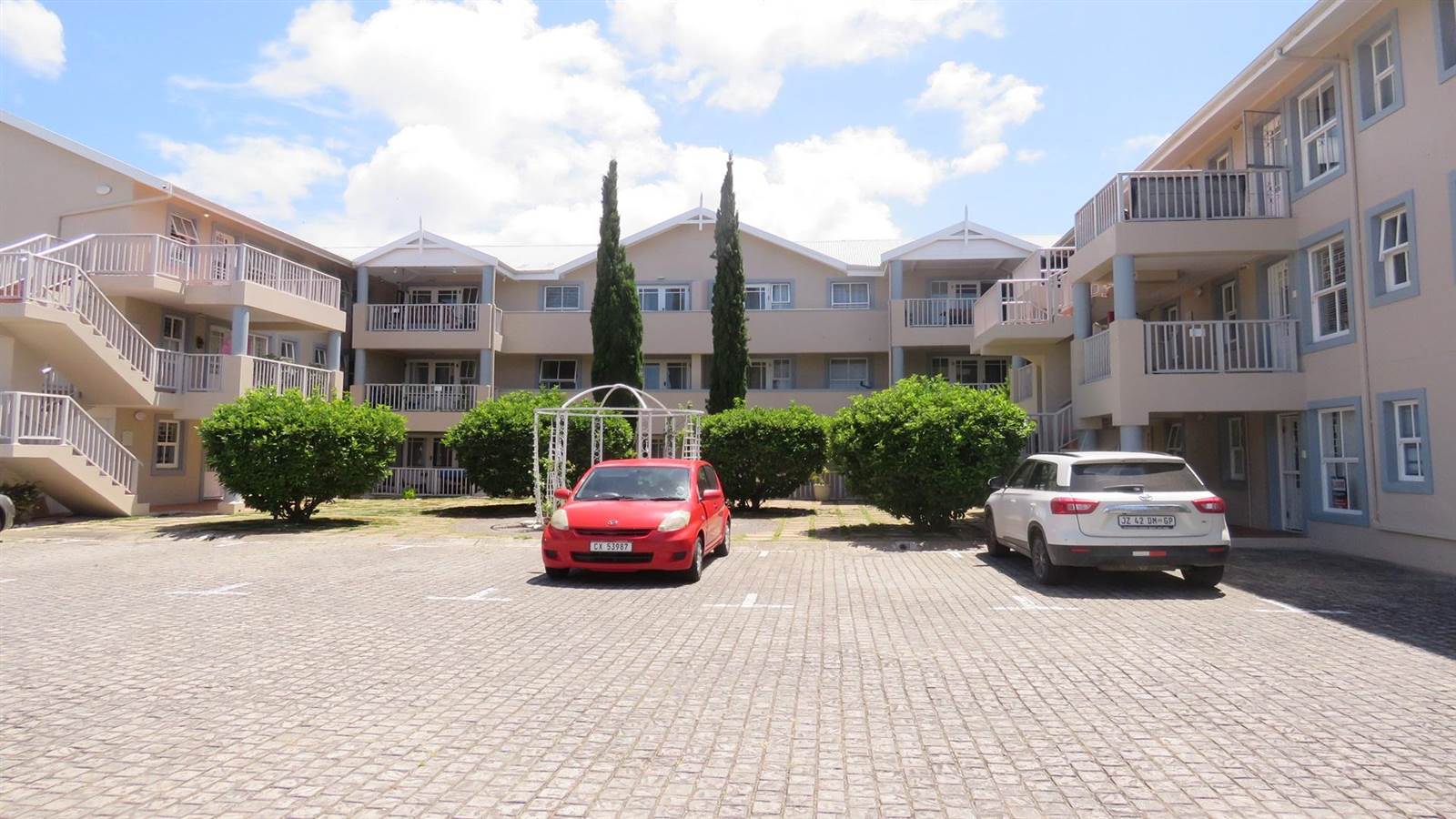 2 Bed Apartment in Knysna Central photo number 1