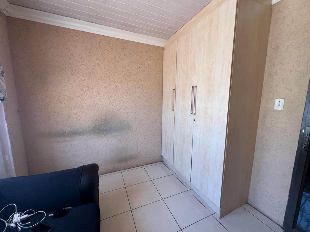 2 Bed House in Mohlakeng photo number 17