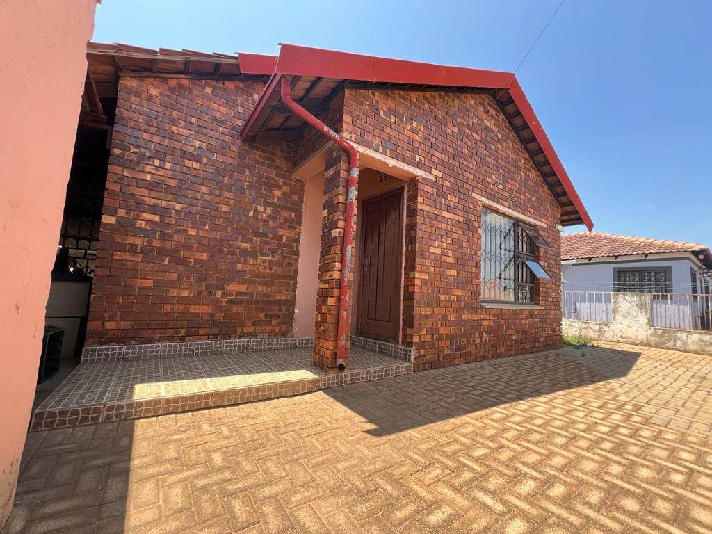 2 Bed House in Mohlakeng photo number 1