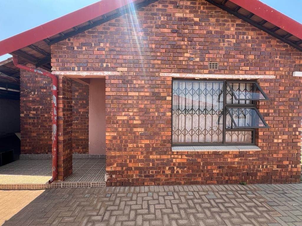 2 Bed House in Mohlakeng photo number 2