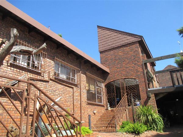 4 Bed House in Constantia Park