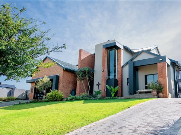5 Bed House in Waterfall Country Estate