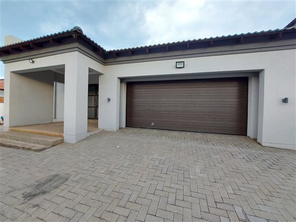 4 Bed House in Aerorand