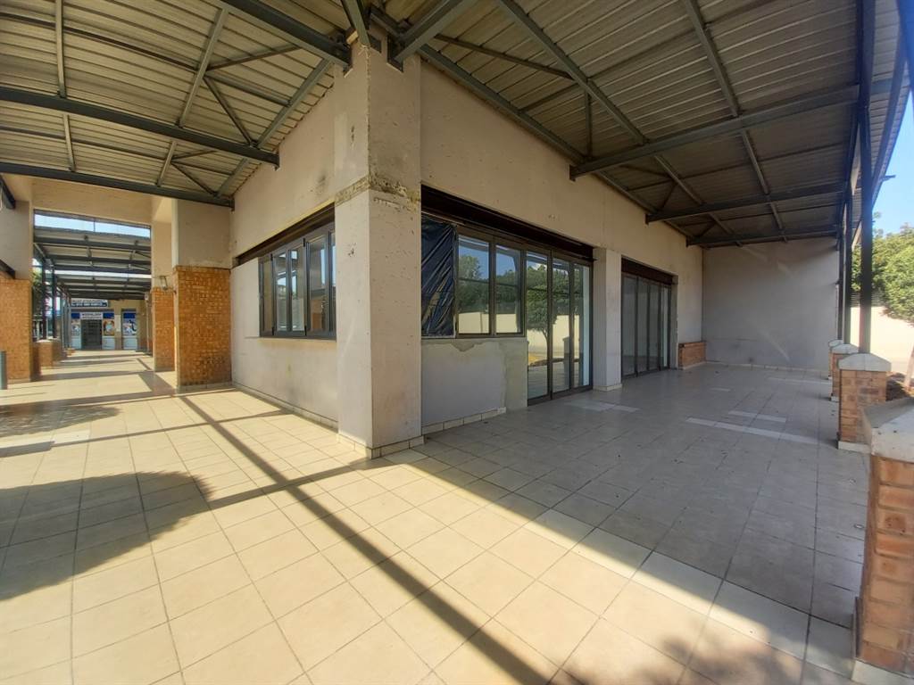 300  m² Retail Space in Mooikloof Equestrian Estate photo number 2
