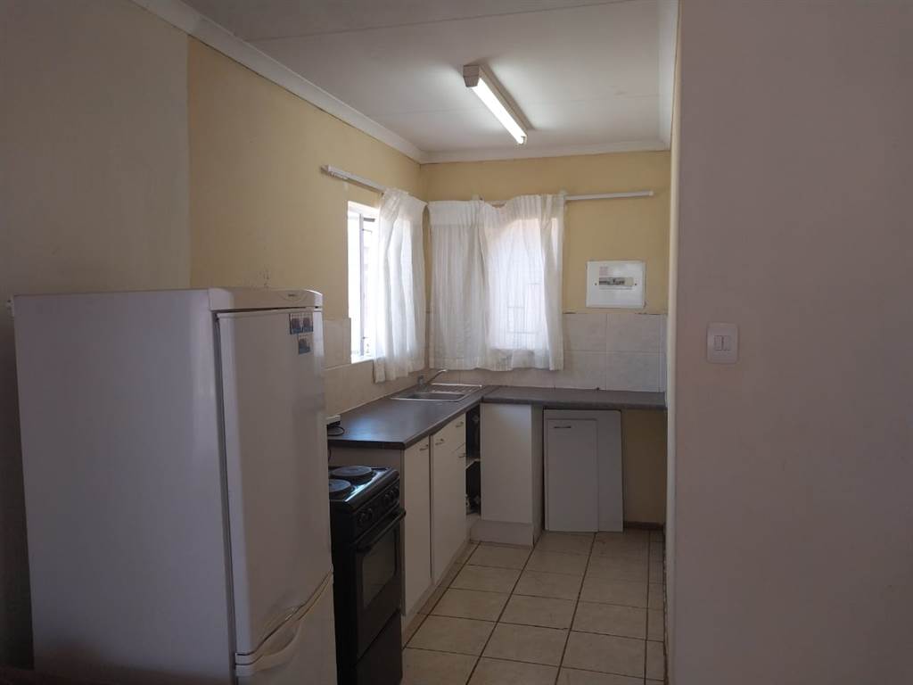 3 Bed Townhouse in Protea Glen photo number 10