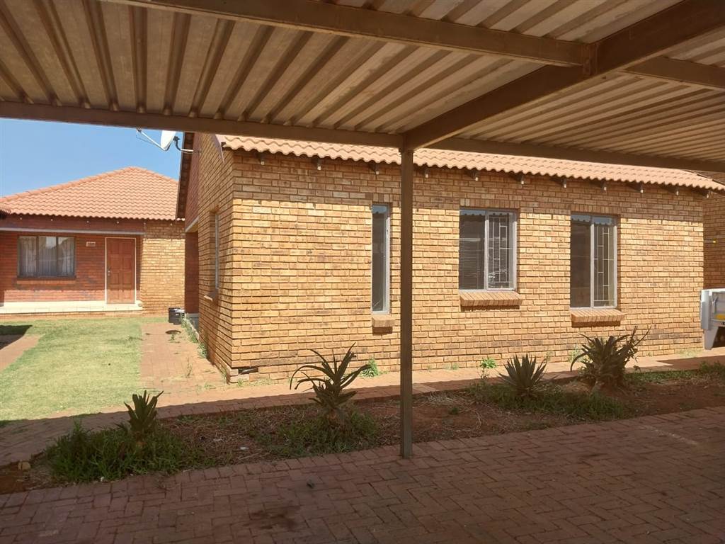 3 Bed Townhouse in Protea Glen photo number 17