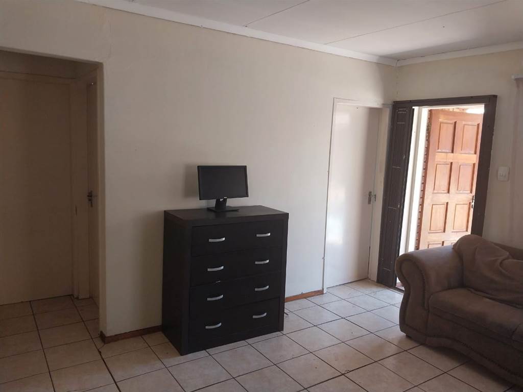 3 Bed Townhouse in Protea Glen photo number 9