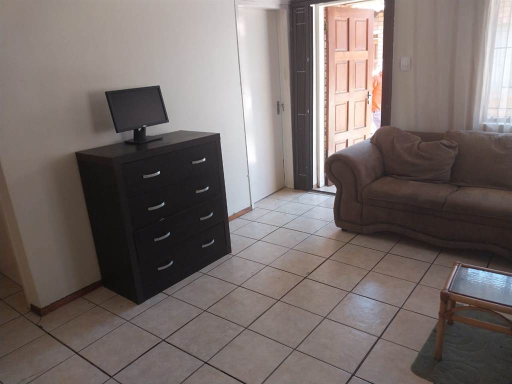 3 Bed Townhouse in Protea Glen photo number 7
