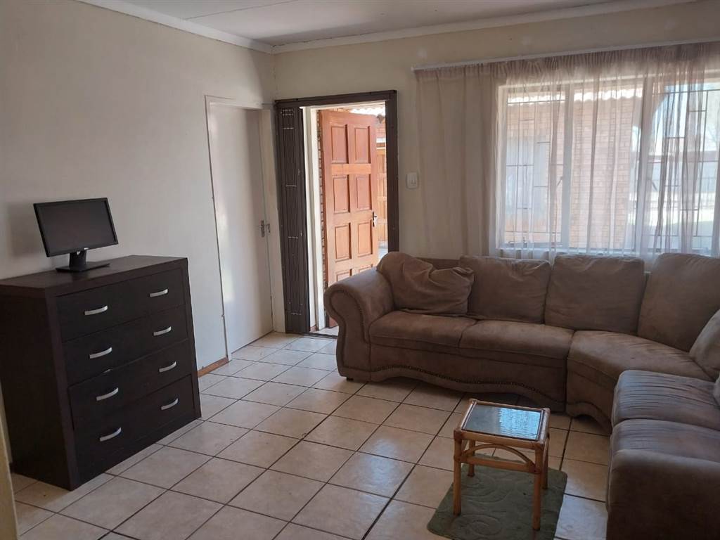 3 Bed Townhouse in Protea Glen photo number 8