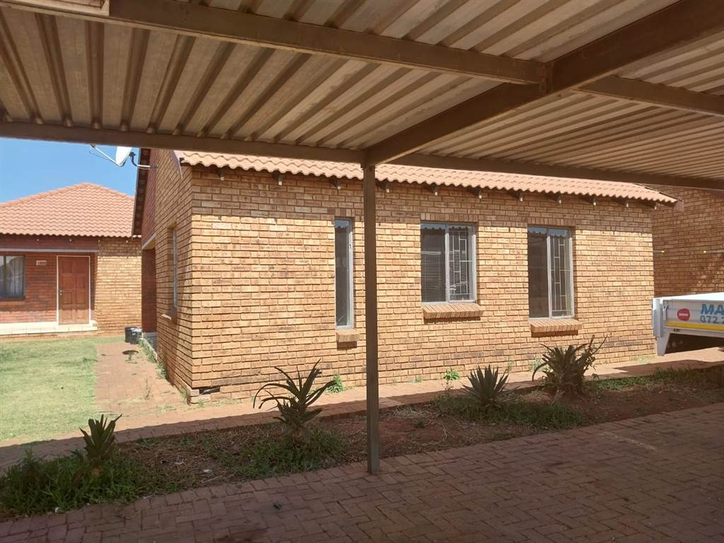 3 Bed Townhouse in Protea Glen photo number 16