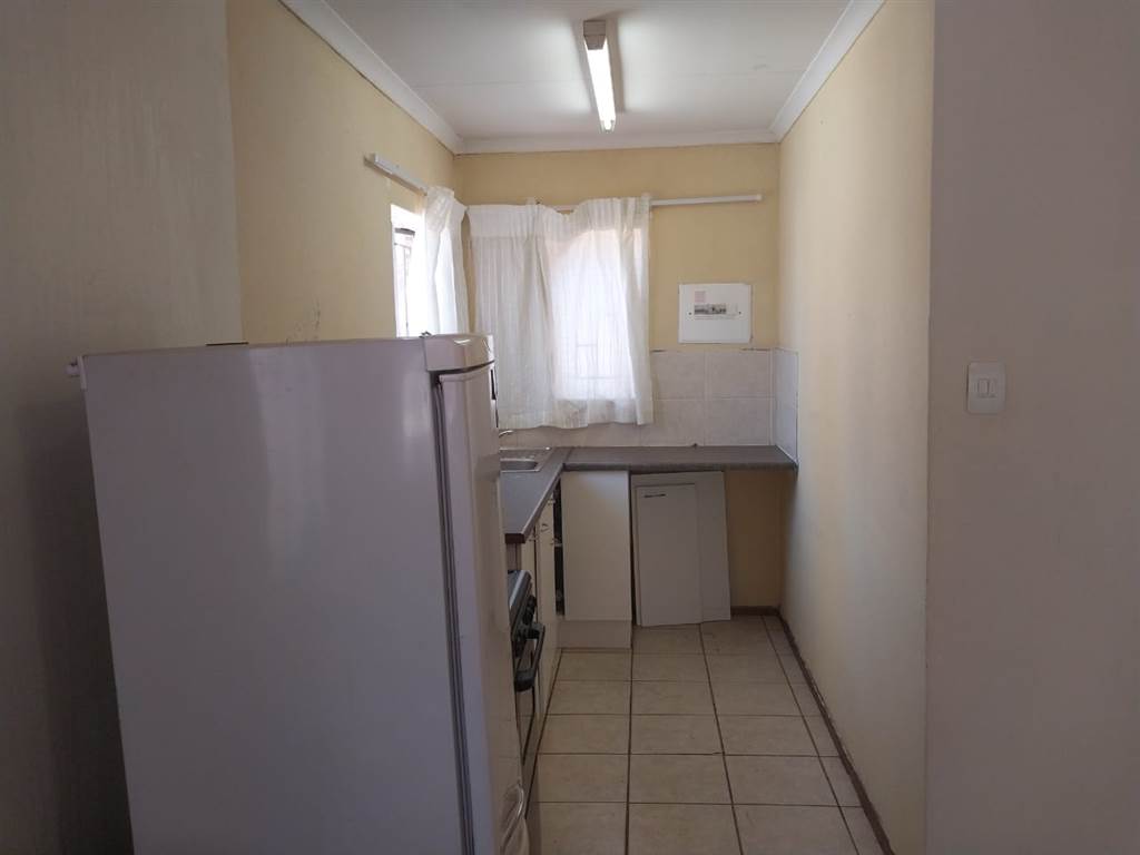3 Bed Townhouse in Protea Glen photo number 4