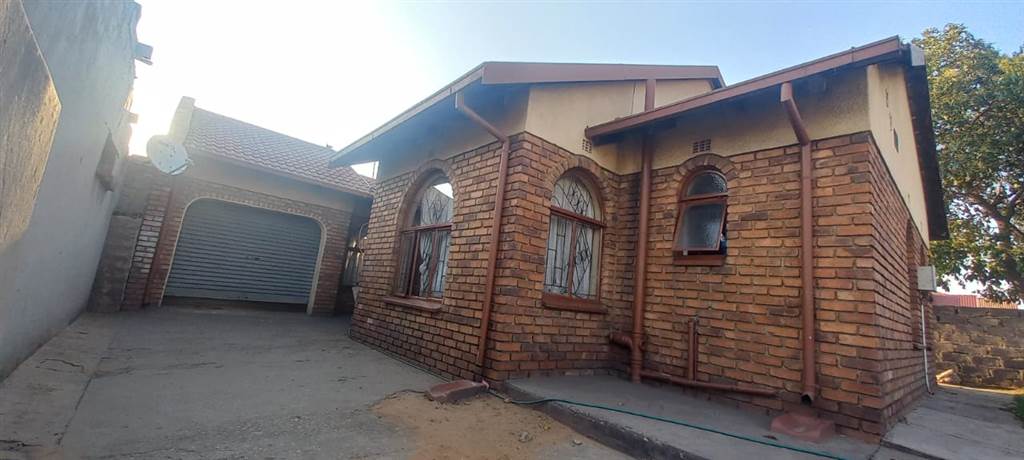 3 Bed House in Witbank Central photo number 1