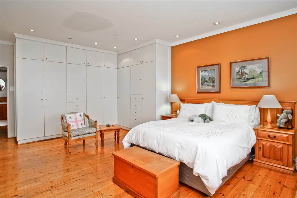 4 Bed House in Kensington photo number 3