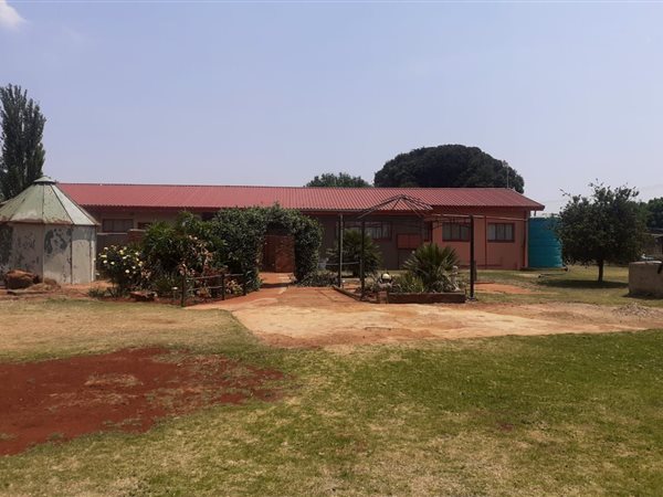 8565 ha Farm with House in Carletonville