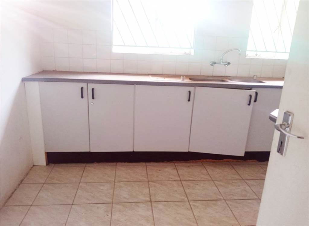 12 Bed House in Laudium photo number 6