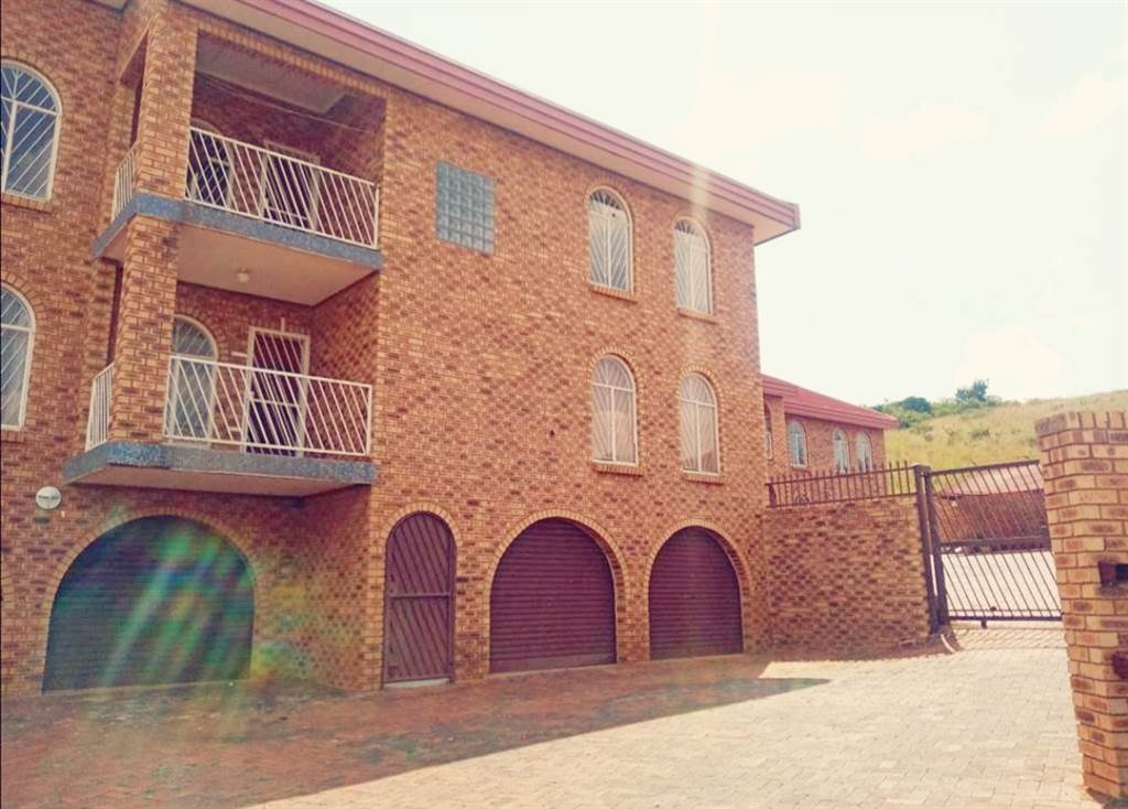 12 Bed House in Laudium photo number 18