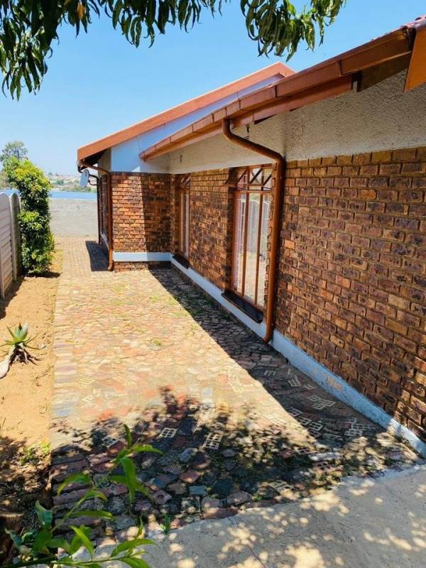 3 Bed House in Tembisa photo number 3