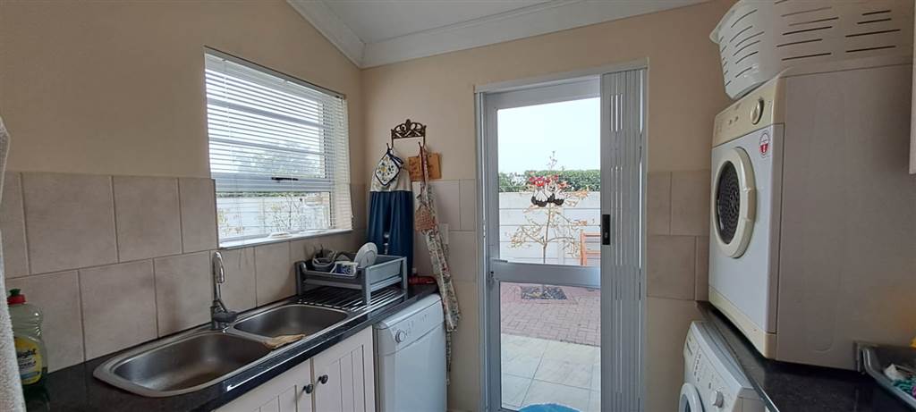 4 Bed House in Port Owen photo number 5