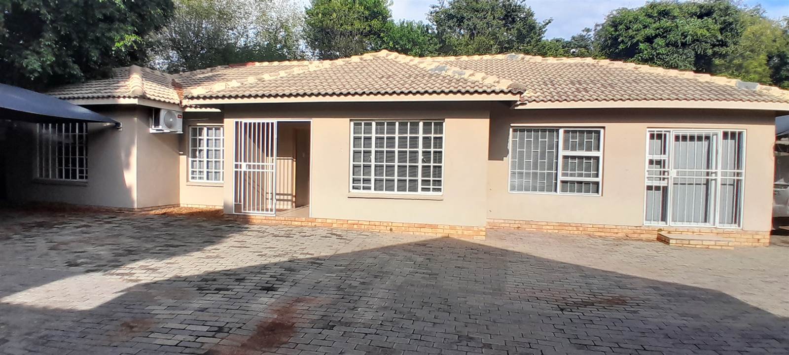152  m² Commercial space in Rustenburg Central photo number 1