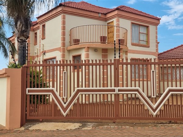 6 Bed House in Flora Park