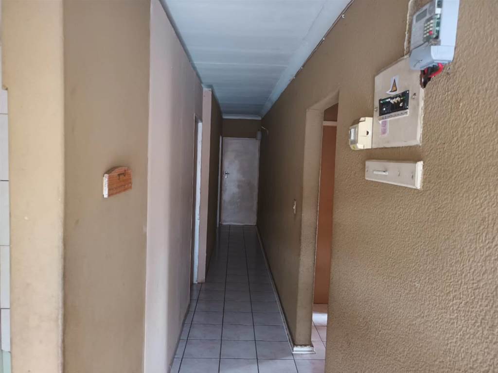 5 Bed Apartment in Kempton Park Ext 4 photo number 13