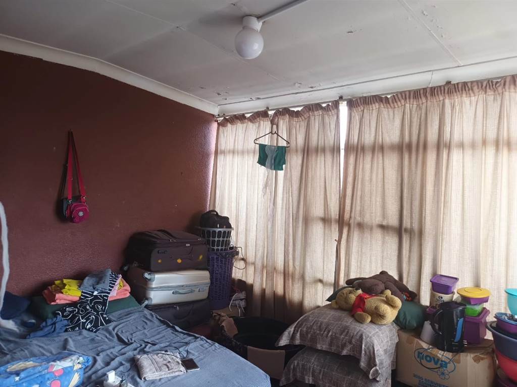 5 Bed Apartment in Kempton Park Ext 4 photo number 5
