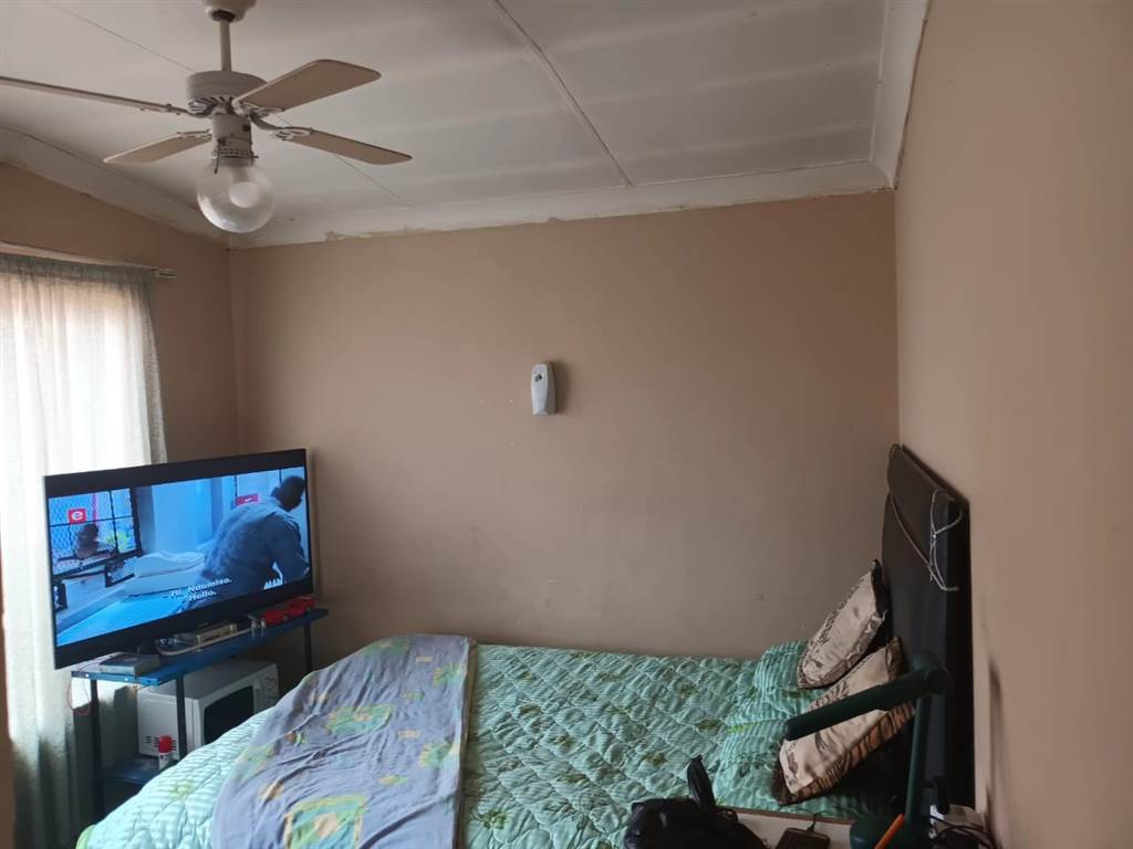 5 Bed Apartment in Kempton Park Ext 4 photo number 14